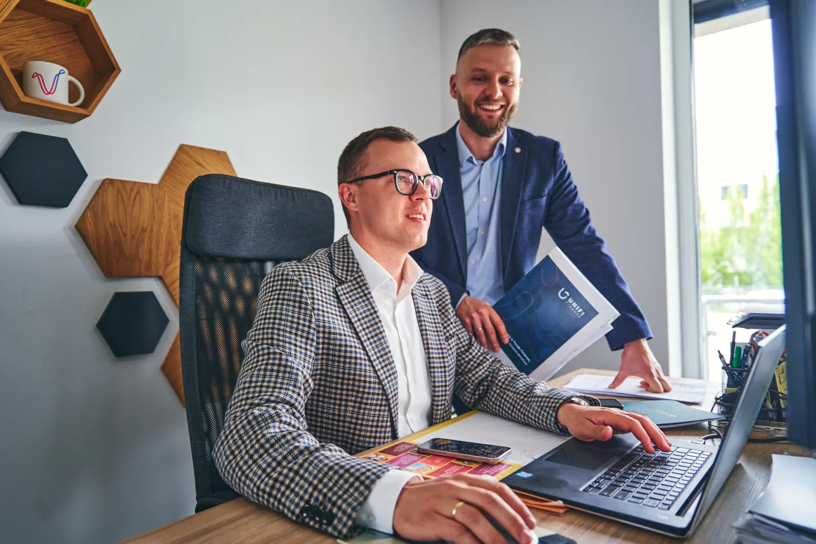 Doradcy UNIFI Finance podczas wspólnej pracy nad rozwiązaniem dla klienta